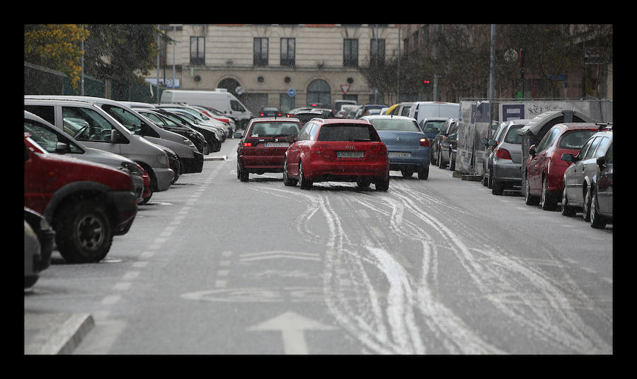 Fotos: Una fugaz granizada sorprende en Vitoria