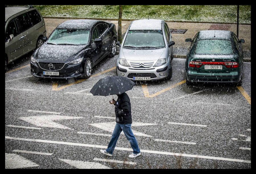 Fotos: Una fugaz granizada sorprende en Vitoria