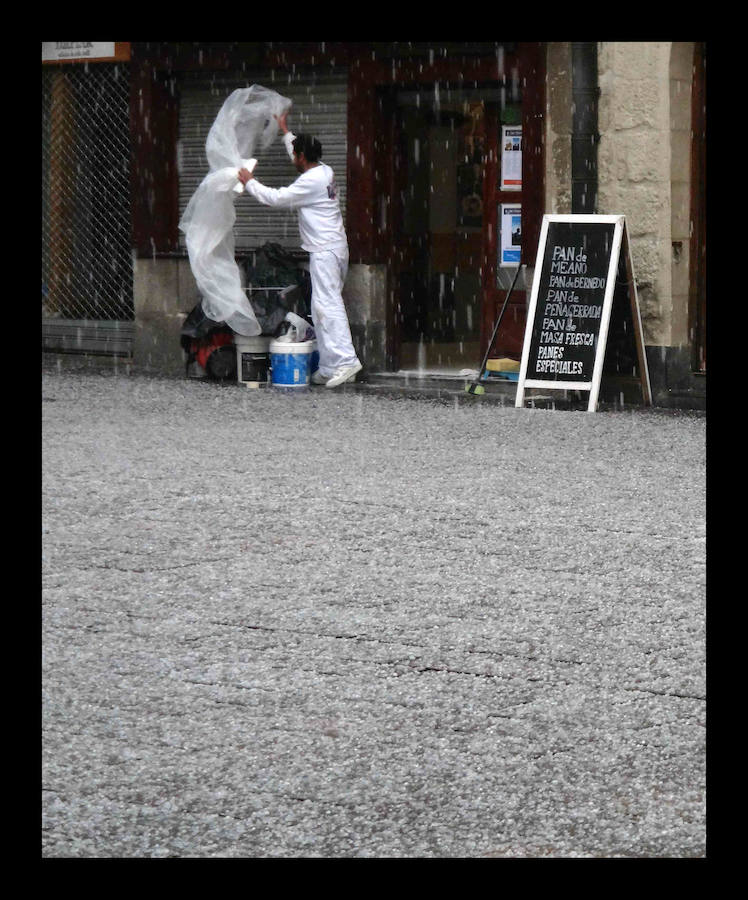 Fotos: Una fugaz granizada sorprende en Vitoria