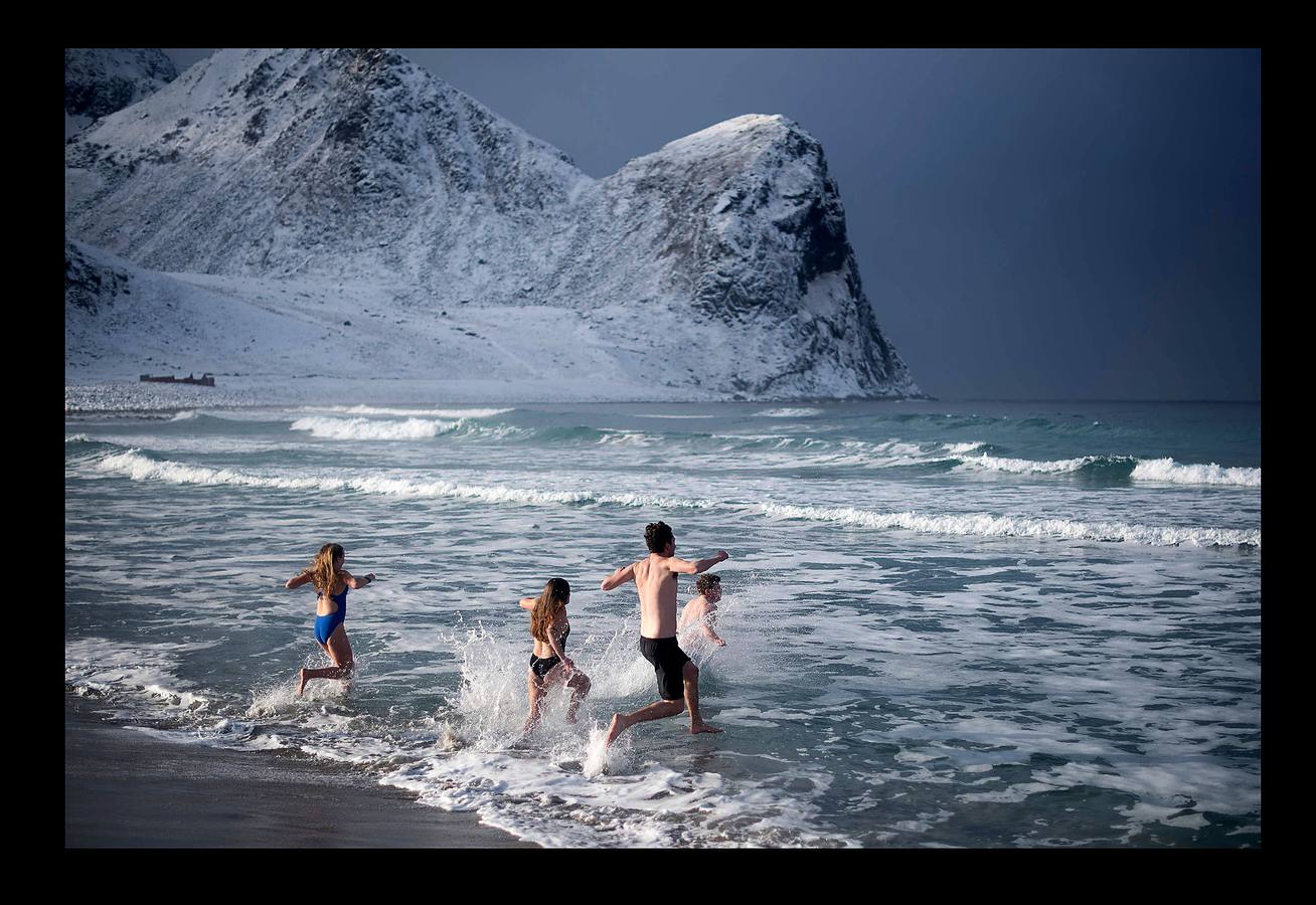 La ola izquierda en el mar en Unstad es una de las mejores del mundo. Los profesionales del surf galopan sobre ellas en otoño e invierno, y las del verano, más suaves, son perfectas para los principiantes. Hasta hace no demasiado tiempo el potencial de las olas de Noruega había sido ignorado. De hecho hasta 1963, después de que algunos jóvenes locales se fueran al mar y terminaran en Australia, apenas existía la prática de este deporte en las islas. Las Lofoten, ubicadas en el extremo este del Mar de Noruega, bordeadas por Svalbard al norte, Groenlandia al oeste e Islandia al sur, son en la actualidad un verdadero paraíso para deslizarse sobre las olas en un paisaje excepcionalmente bello. Las auroras boreales sobre los atardeceres y la hechizante luz del invierno crean una atmósfera muy diferente a la de los lugares más tradicionales del surf.