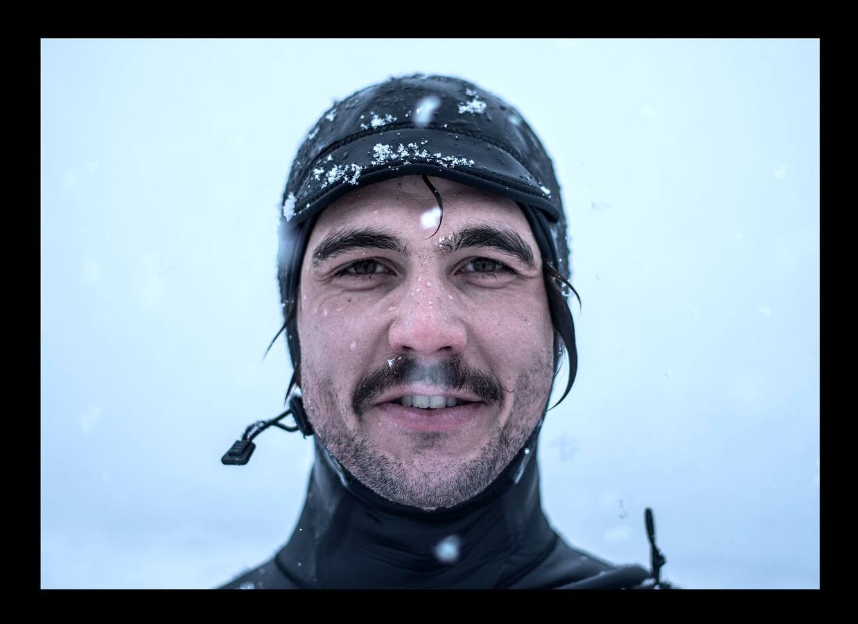 La ola izquierda en el mar en Unstad es una de las mejores del mundo. Los profesionales del surf galopan sobre ellas en otoño e invierno, y las del verano, más suaves, son perfectas para los principiantes. Hasta hace no demasiado tiempo el potencial de las olas de Noruega había sido ignorado. De hecho hasta 1963, después de que algunos jóvenes locales se fueran al mar y terminaran en Australia, apenas existía la prática de este deporte en las islas. Las Lofoten, ubicadas en el extremo este del Mar de Noruega, bordeadas por Svalbard al norte, Groenlandia al oeste e Islandia al sur, son en la actualidad un verdadero paraíso para deslizarse sobre las olas en un paisaje excepcionalmente bello. Las auroras boreales sobre los atardeceres y la hechizante luz del invierno crean una atmósfera muy diferente a la de los lugares más tradicionales del surf.