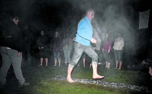 Alumnos del curso de ‘firewalking’ caminan sobre las llamas en Tordesillas (Valladolid) el pasado jueves.