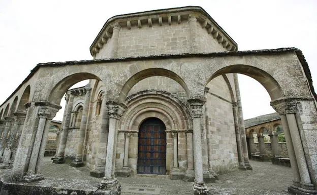 El claustro de ocho lados irregulares custodia el templo. 