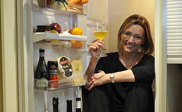 Stefania Giordano (Nerua). Efrigo de Stefania Giordano retrata su procedencia italiana. Aunque junto a anchoas en aceite, tomate, mermeladas y prosecco, la maître de Nerua guarda, con muy buen criterio, sobres de jamón Joselito, chorizo leonés de Geras y unos paquetes al vacío con salazones y mojamas alicantinas, de producción familiar, regalo de unos amigos. Un par de tónicas (Schweppes y la prémium Le Tribute), manzanilla La Gitana, un vino ‘jurásico’ de Ganevat, birras de Estrella Galicia, verduras, frutas y un par de buenos quesos (Pecorino e Idiazabal) completan el fondo de nevera de Giordano. Dirección: Avenida Abandoibarra, 2 (Bilbao). Teléfono: 944000430. Web: www.neruaguggenheim.com