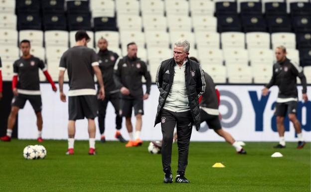 Jupp Heynckes dirige un entrenamiento del Bayern. 