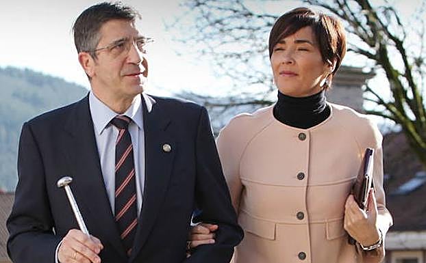 Patxi López y Begoña Gil, el día de la jura del socialista como lehendakari.