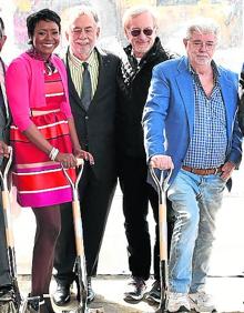 Imagen secundaria 2 - Recreacción del interior del museo, y Lucas junto a su mujer y Spielberg.