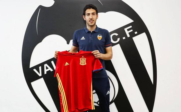 Dani Parejo posa con la camiseta de España. 