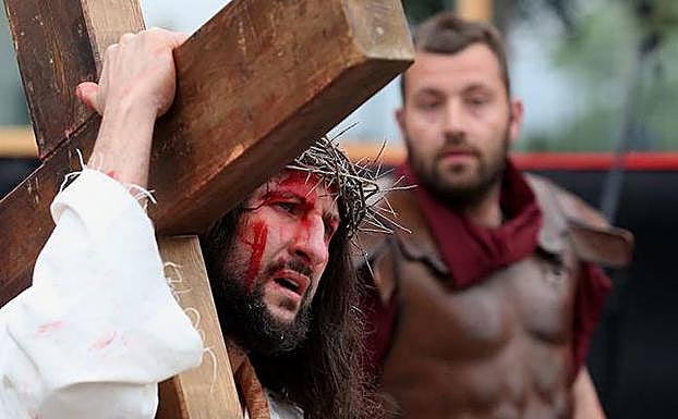 Eduardo Chaparro carga con la cruz en la Pasión de 2017. 