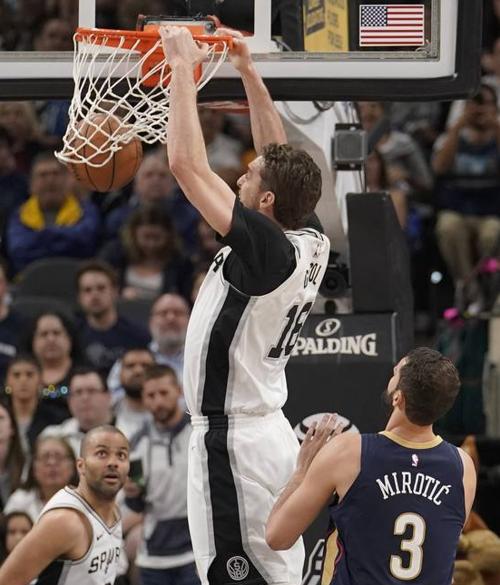 Pau Gasol machaca la canasta ante Mirotic. 