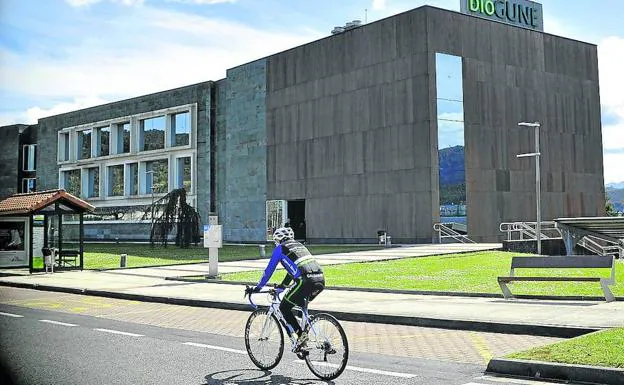 Un ciclista pasa frente a la sede del CIC Biogune, en el parque tecnológico de Zamudio.