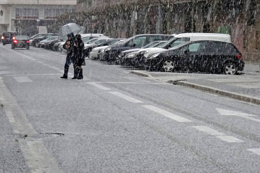 Fotos: Otra granizada vuelve a cubrir Vitoria de hielo