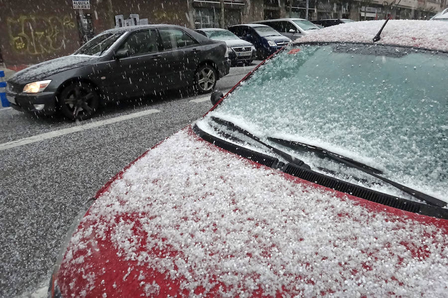 Fotos: Otra granizada vuelve a cubrir Vitoria de hielo