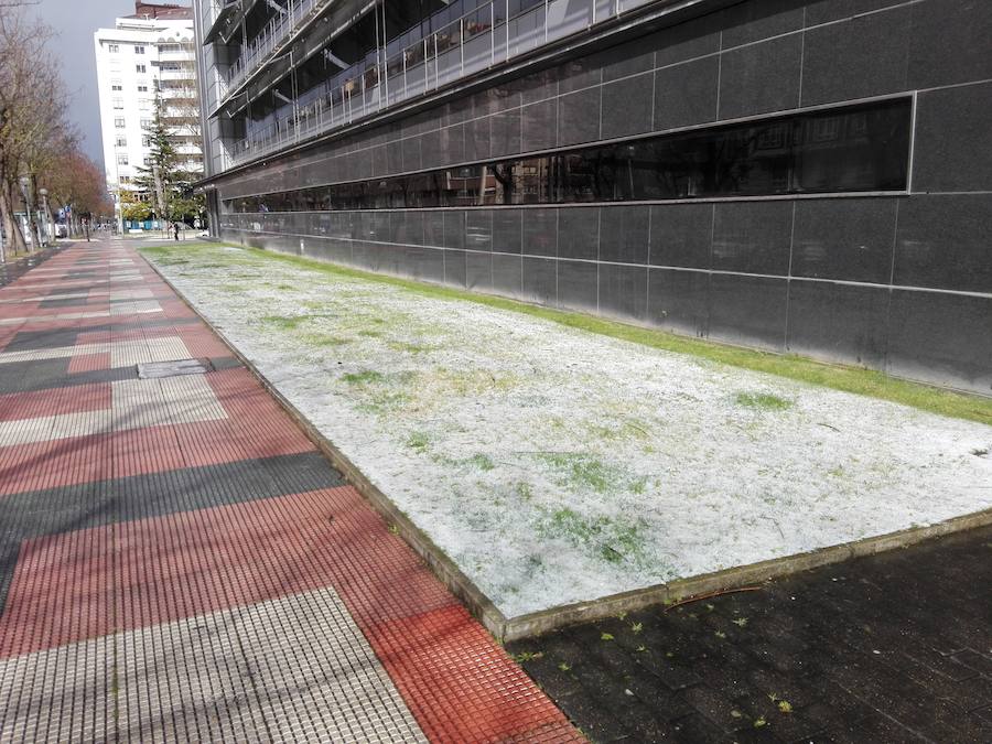 Fotos: Otra granizada vuelve a cubrir Vitoria de hielo