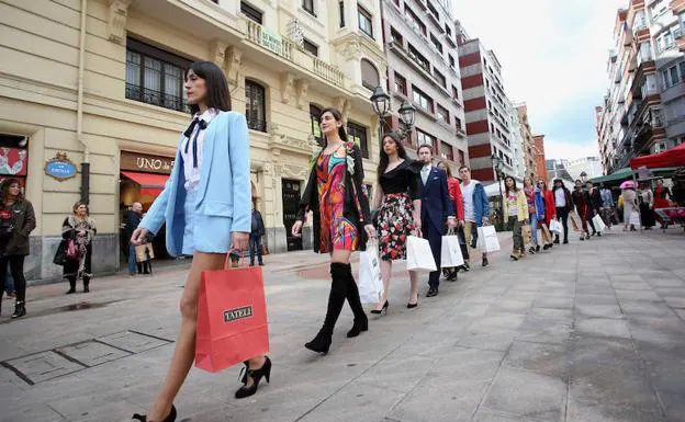 Varias modelos desfilan por Bilbao.