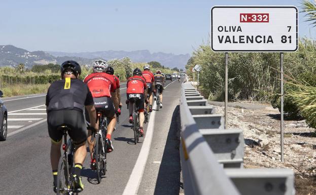 Un grupo de ciclistas circula por una carretera nacional en la Comunidad Valenciana.