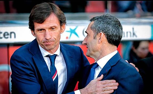 Ziganda y Valverde se saludan antes del comienzo del partido.