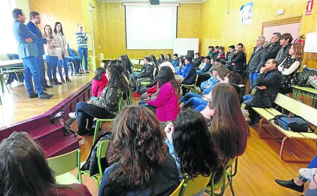 Bretón se dirige en la clausura del programa a los alumnos del centro de Secundaria jarrero.