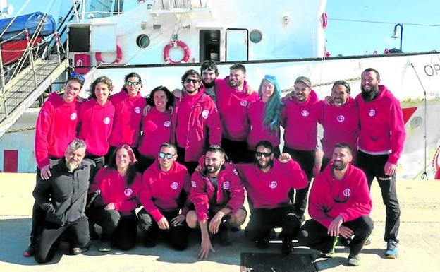 La tripulación del 'Proactiva Open Arms' frente a la embarcación.