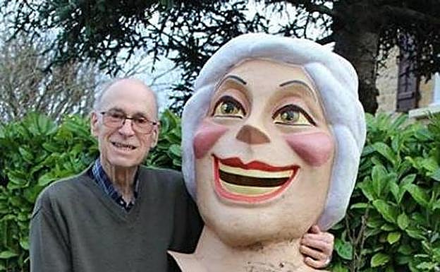 El busto, tras ser rescatado de un árbol. 