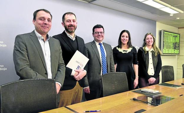 Martín, Pancorbo, Domínguez, Carmen Duque y Pilar Agustín durante la presentación del ciclo del InstitutoCiudad de Haro.