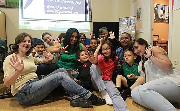 Asistentes al centro intercultural Echando Raíces de Basauri. 
