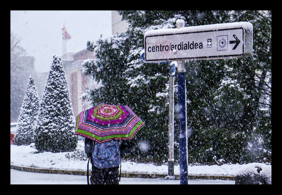 La copiosa nevada que cae en la provincia desde el lunes por la noche dificulta el tráfico en todo el territorio