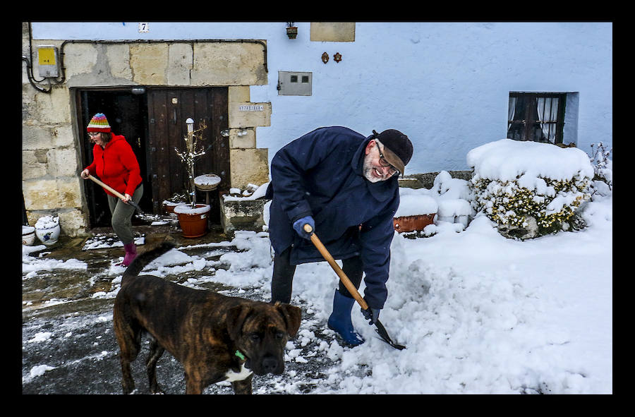 La copiosa nevada que cae en la provincia desde el lunes por la noche dificulta el tráfico en todo el territorio