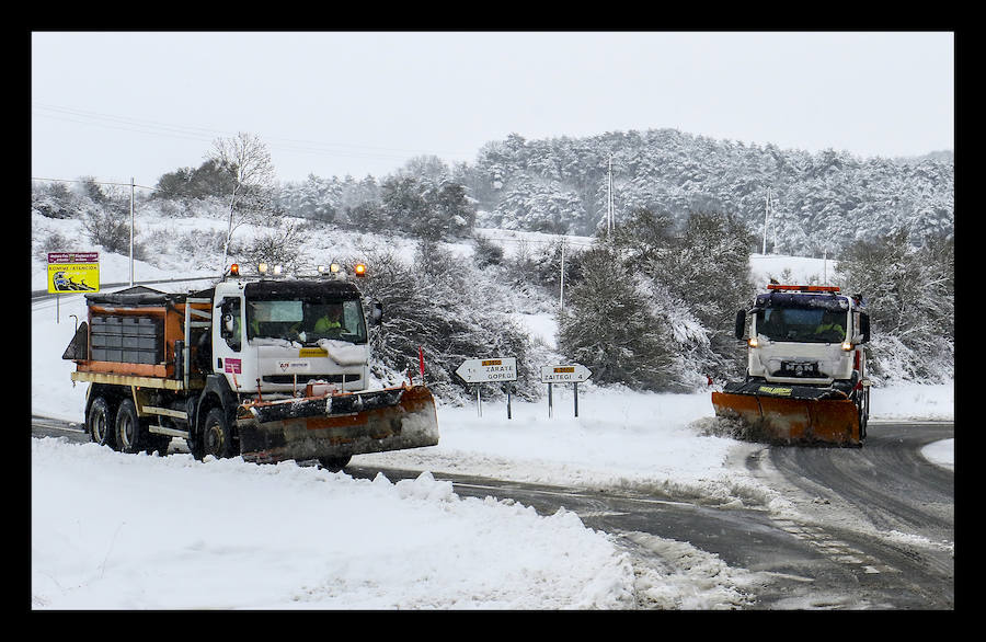 La copiosa nevada que cae en la provincia desde el lunes por la noche dificulta el tráfico en todo el territorio