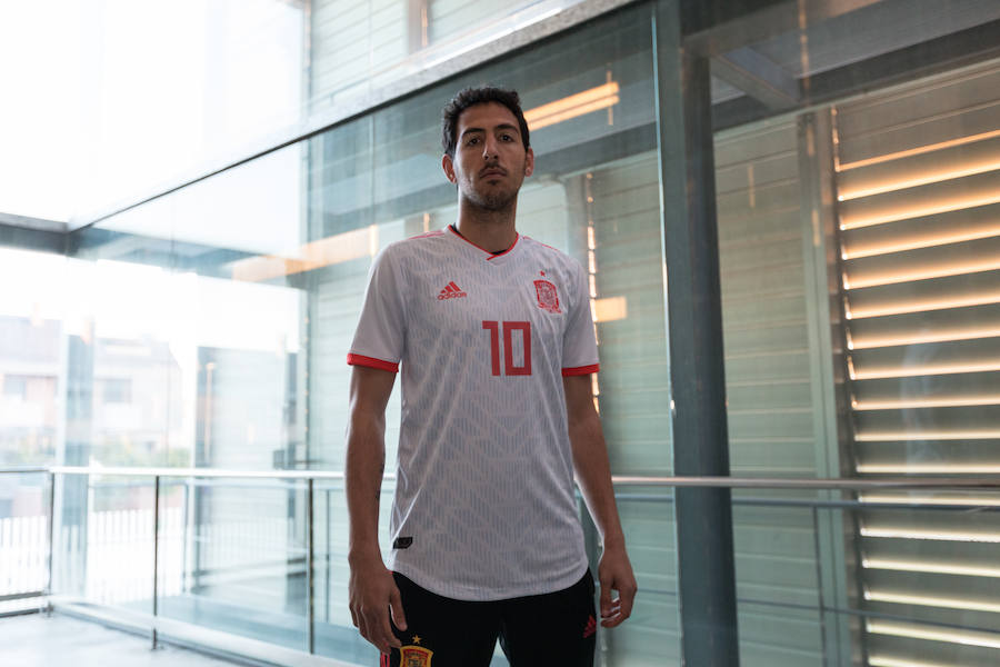 Adidas ha hecho oficial la segunda equipación que lucirá España en el Mundial de Rusia 2018, de un color azul claro en una camiseta que en sus tonos hace un homenaje a la segunda de la Eurocopa 2012 conquistada en Kiev.