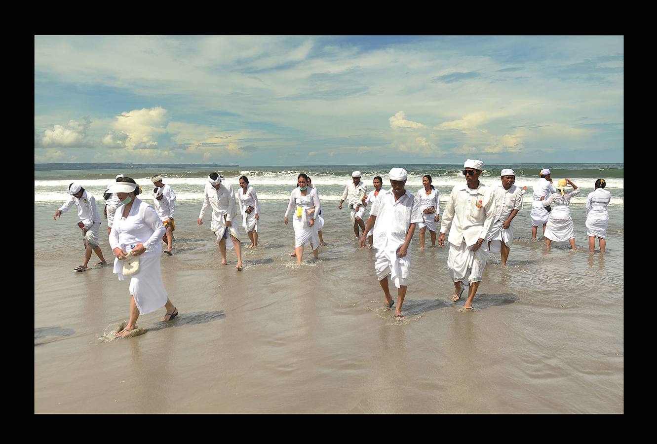 Durante el Nyepi o 'Día del Silencio', los habitantes de la isla indonesia de Bali no deben trabajar, comer, encender la luz ni realizar actividades que les procuren placer. Bali es la única isla que profesa mayoritariamente la religión hindú en Indonesia, un país en el que alrededor del 85 por ciento de los 240 millones de habitantes practican el islam. La celebración que los hinduistas llevan a cabo en esta isla durante el 'Nyepi' se traslada también a los turistas, a quienes se pide que permanezcan en sus hoteles y no acudan a las playas, restaurantes o comercios durante la jornada. Las fotografías muestran la celebración del Melasti, un ritual de purificación que se celebra en Bali, pocos días antes del Nyepi.