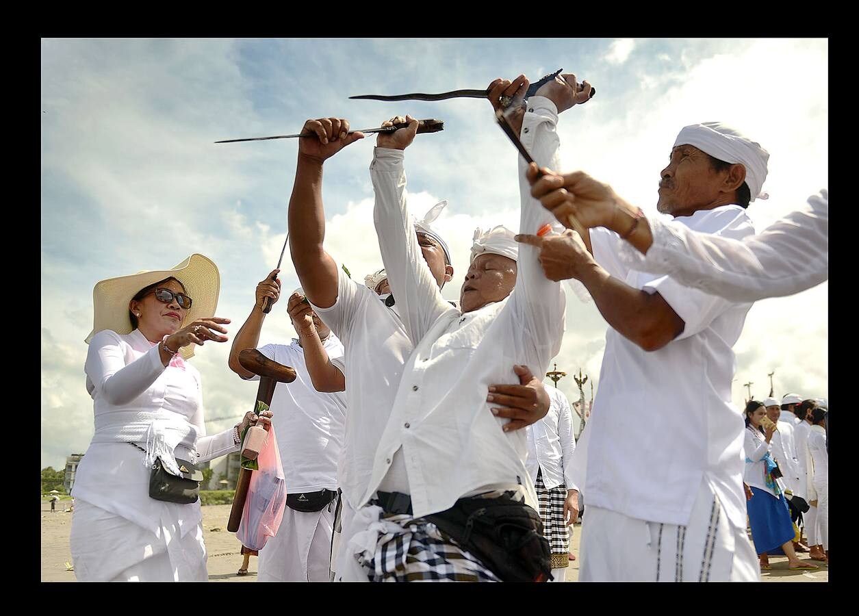 Durante el Nyepi o 'Día del Silencio', los habitantes de la isla indonesia de Bali no deben trabajar, comer, encender la luz ni realizar actividades que les procuren placer. Bali es la única isla que profesa mayoritariamente la religión hindú en Indonesia, un país en el que alrededor del 85 por ciento de los 240 millones de habitantes practican el islam. La celebración que los hinduistas llevan a cabo en esta isla durante el 'Nyepi' se traslada también a los turistas, a quienes se pide que permanezcan en sus hoteles y no acudan a las playas, restaurantes o comercios durante la jornada. Las fotografías muestran la celebración del Melasti, un ritual de purificación que se celebra en Bali, pocos días antes del Nyepi.