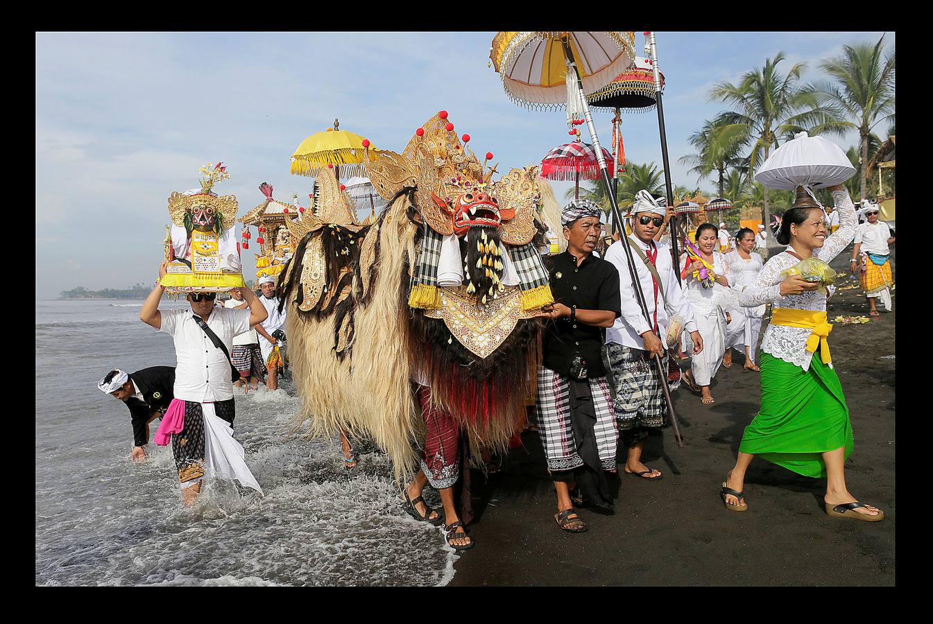 Durante el Nyepi o 'Día del Silencio', los habitantes de la isla indonesia de Bali no deben trabajar, comer, encender la luz ni realizar actividades que les procuren placer. Bali es la única isla que profesa mayoritariamente la religión hindú en Indonesia, un país en el que alrededor del 85 por ciento de los 240 millones de habitantes practican el islam. La celebración que los hinduistas llevan a cabo en esta isla durante el 'Nyepi' se traslada también a los turistas, a quienes se pide que permanezcan en sus hoteles y no acudan a las playas, restaurantes o comercios durante la jornada. Las fotografías muestran la celebración del Melasti, un ritual de purificación que se celebra en Bali, pocos días antes del Nyepi.