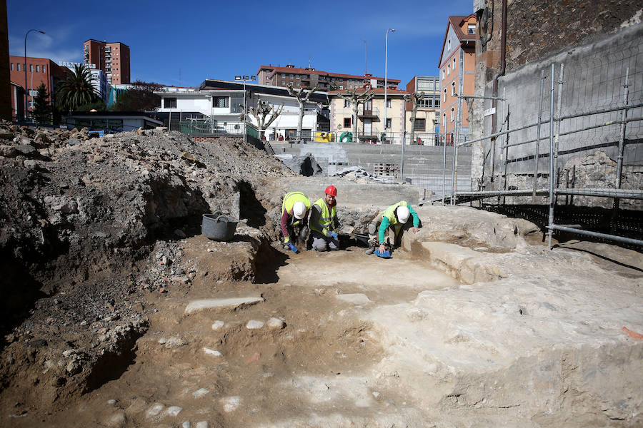 Las obras del nuevo frontón del barrio han destapado un conjunto de tumbas del siglo XVI y los vestigos de un antiguo convento inaugurado en 1432