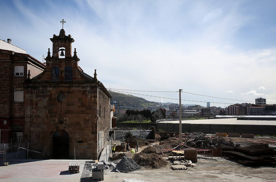Las obras del nuevo frontón del barrio han destapado un conjunto de tumbas del siglo XVI y los vestigos de un antiguo convento inaugurado en 1432