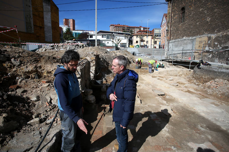 Las obras del nuevo frontón del barrio han destapado un conjunto de tumbas del siglo XVI y los vestigos de un antiguo convento inaugurado en 1432