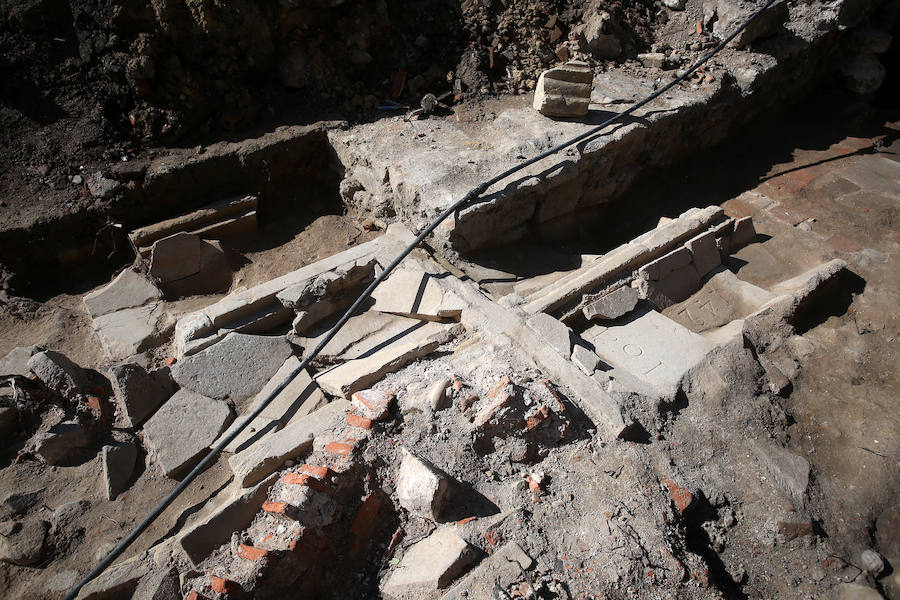 Las obras del nuevo frontón del barrio han destapado un conjunto de tumbas del siglo XVI y los vestigos de un antiguo convento inaugurado en 1432