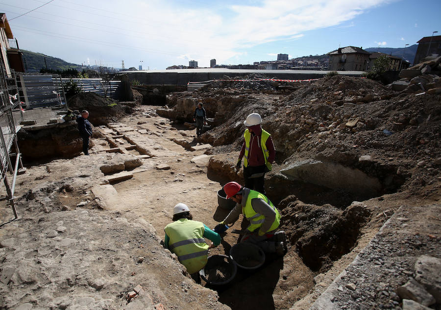 Las obras del nuevo frontón del barrio han destapado un conjunto de tumbas del siglo XVI y los vestigos de un antiguo convento inaugurado en 1432