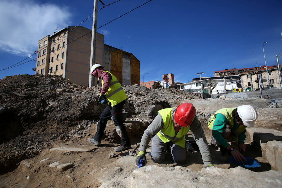Las obras del nuevo frontón del barrio han destapado un conjunto de tumbas del siglo XVI y los vestigos de un antiguo convento inaugurado en 1432