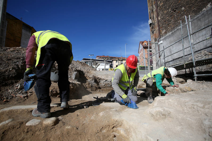 Las obras del nuevo frontón del barrio han destapado un conjunto de tumbas del siglo XVI y los vestigos de un antiguo convento inaugurado en 1432
