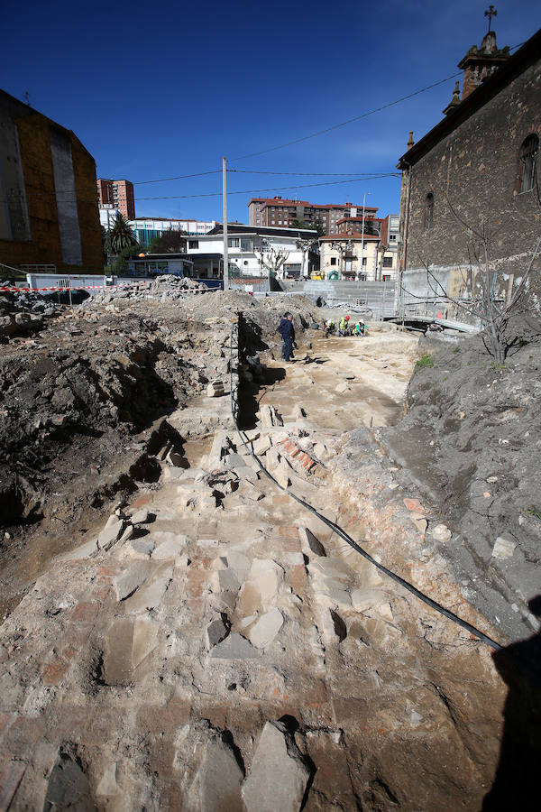 Las obras del nuevo frontón del barrio han destapado un conjunto de tumbas del siglo XVI y los vestigos de un antiguo convento inaugurado en 1432