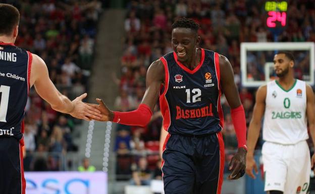 Diop y Janning celebran una canasta ante el Zalgiris. 