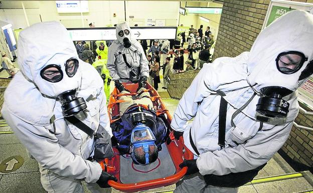 Las asistencias retiran a una de las víctimas del ataque con gas sarín en el metro de Tokio en 1995.