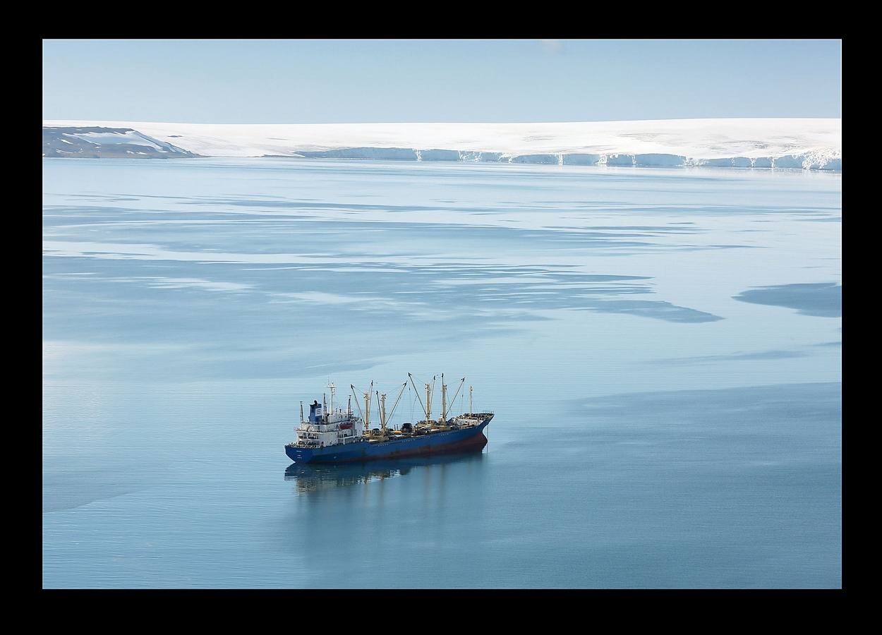 Dicen que la Antártida es una tierra de extremos. Es el contienente más frío y seco de la tierra, habitado por apenas mil personas en bases de investigación, con la altitud promedio más alta. Pero es también una de las regiones más fascinantes. El fotógrafo Alexandre Meneghini, de la agencia Reuters, viajó hace unas semanas a bordo del Artic Sunrise, un barco de Greenpeace, para concienciar y apoyar la propuesta de la Unión Europea que busca crear en el Ártico la mayor área protegida de la tierra. Y también para documentar su extraordinaria belleza y los efectos del cambio climático y la contaminación. Estas imágenes son una parte de ese viaje.