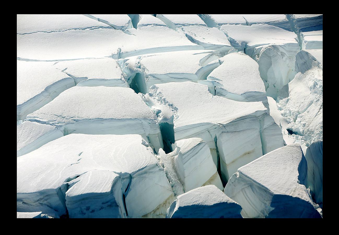 Dicen que la Antártida es una tierra de extremos. Es el contienente más frío y seco de la tierra, habitado por apenas mil personas en bases de investigación, con la altitud promedio más alta. Pero es también una de las regiones más fascinantes. El fotógrafo Alexandre Meneghini, de la agencia Reuters, viajó hace unas semanas a bordo del Artic Sunrise, un barco de Greenpeace, para concienciar y apoyar la propuesta de la Unión Europea que busca crear en el Ártico la mayor área protegida de la tierra. Y también para documentar su extraordinaria belleza y los efectos del cambio climático y la contaminación. Estas imágenes son una parte de ese viaje.