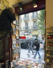 Imagen secundaria 2 - En la imagen superior, la librería atacada. María Teresa Castells tras uno de los sabotajes en la tienda y el interior de Lagun.