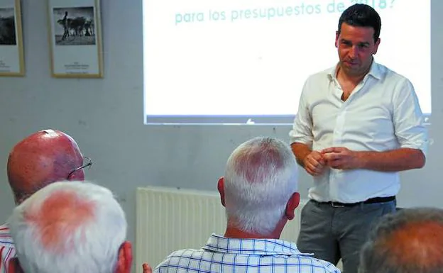 Presupuesto de la Diputación. El diputado de Gobernanza y Comunicación, Imanol Lasa, escucha las aportaciones de los vecinos.