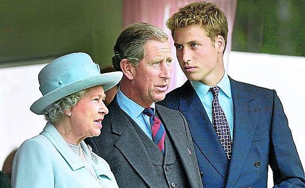 Carlos de Inglaterra, entre su madre la reina Isabel y su hijo Guillermo.