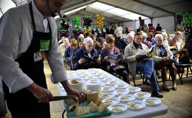 Un cocinero corta porciones de queso durante una cata celebrada el pasado año.