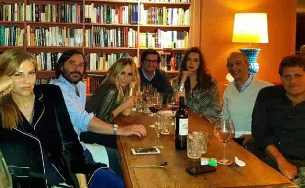 Marta Sánchez, con amigos.